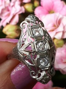 Antique Art Deco Diamond and 18 Carat White Gold Ring
