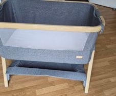 Tutti Bambini CoZee Bedside Crib (Oak/Charcoal) with Travel Bag - Excellent Condition