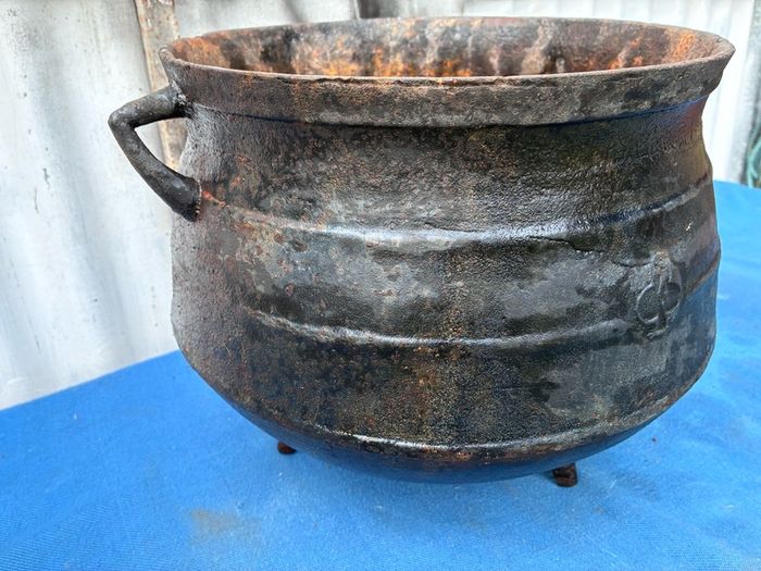 Very heavy metal skillet pot