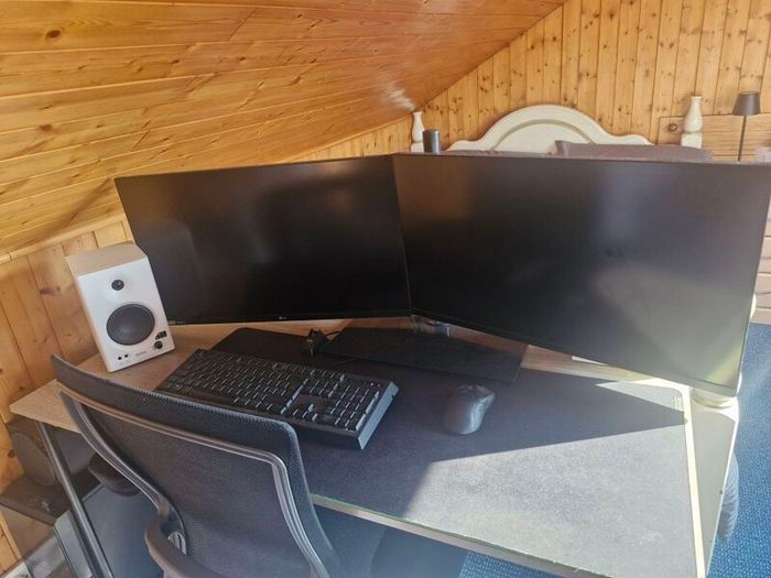 2 LG 27" monitors with Swivel Stand