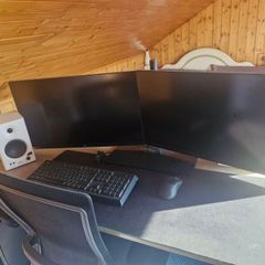 2 LG 27" monitors with Swivel Stand