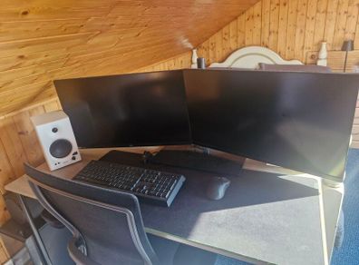 2 LG 27" monitors with Swivel Stand
