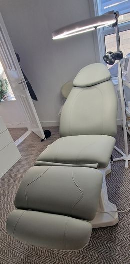 Electric Rotating Cosmetic/Beauty Chair (3 Motors)