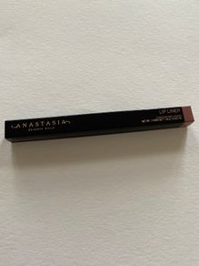 Anastasia Beverly Hills lip liner in hazelnut