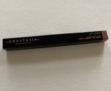 Anastasia Beverly Hills lip liner in hazelnut