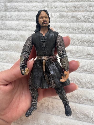 Lord of the Rings Helm's Deep Aragorn Action Figure Damaged NO Finger approx. 16 cm. Used Please see photos