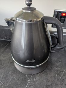 Delonghi Icona Metallics 4-Slice Toaster and kettle