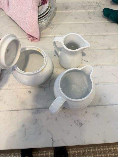 Crockery: plates, bowls etc.