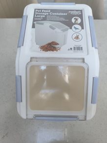 Pet food storage bin