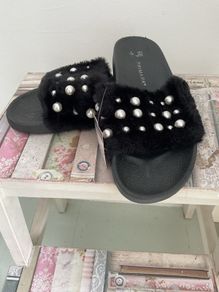 sliders Bnwt fur sliders size 40
