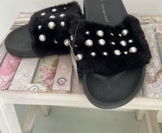 sliders Bnwt fur sliders size 40