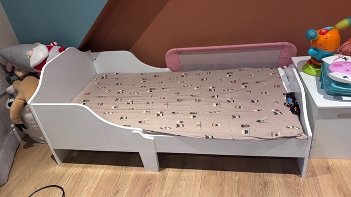 Toddler bed with mattress