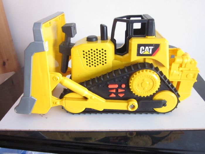 CAT Caterpillar Construction Bulldozer Toy Sounds & Motion 13 Inches