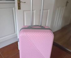Medium suitcase