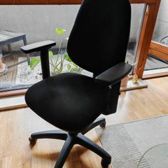 Ergonomic desk chair