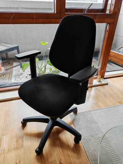 Ergonomic desk chair