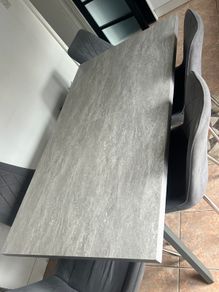 Extendable table and 5 chairs