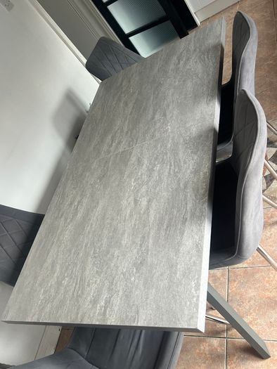 Extendable table and 5 chairs