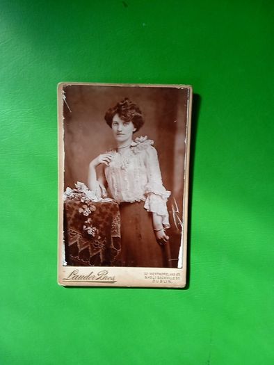 antique photo of a young woman by Lauder brothers of Sackville Street Dublin