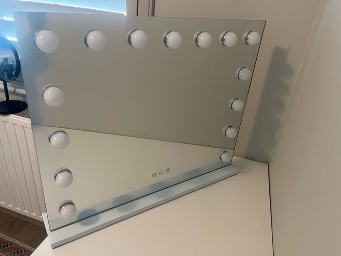 Hollywood vanity mirror LED lights