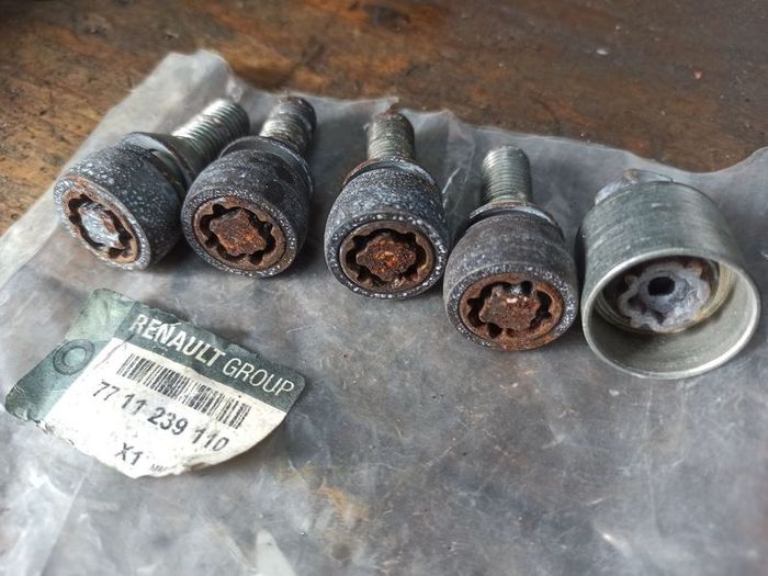 Locking wheel bolt set