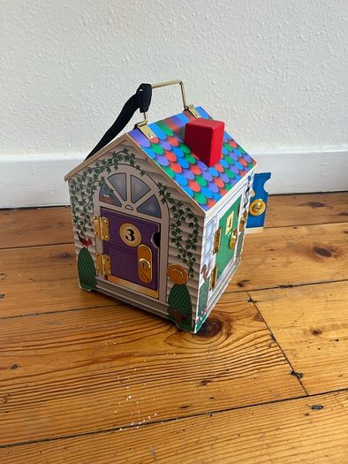 Melissa & Doug doorbell house (with dolls)