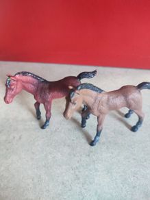 SET of 2 PONY  Brown Plastic Figure Toys.