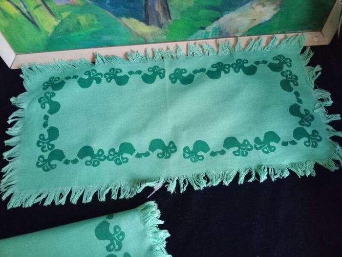 Vintage runner and matching napkins
