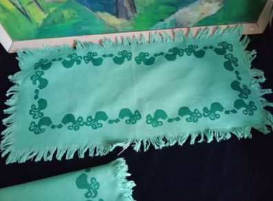Vintage runner and matching napkins