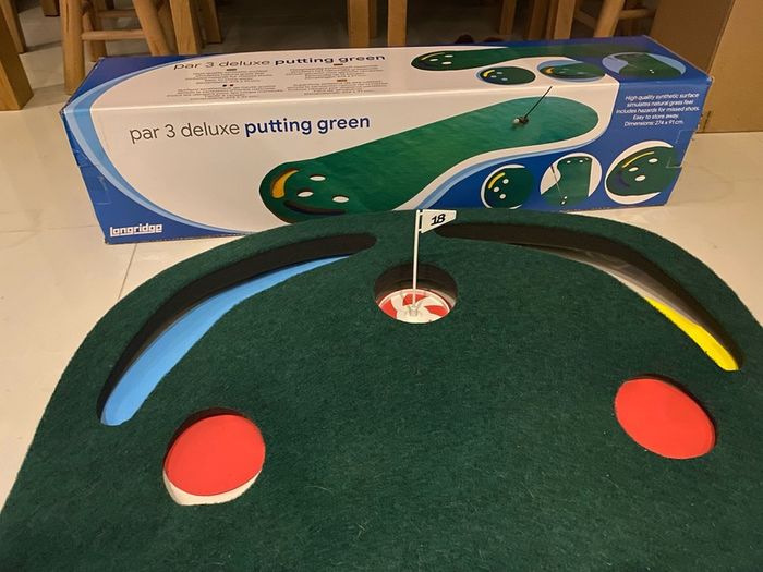 Deluxe Golf par 3 Putting green