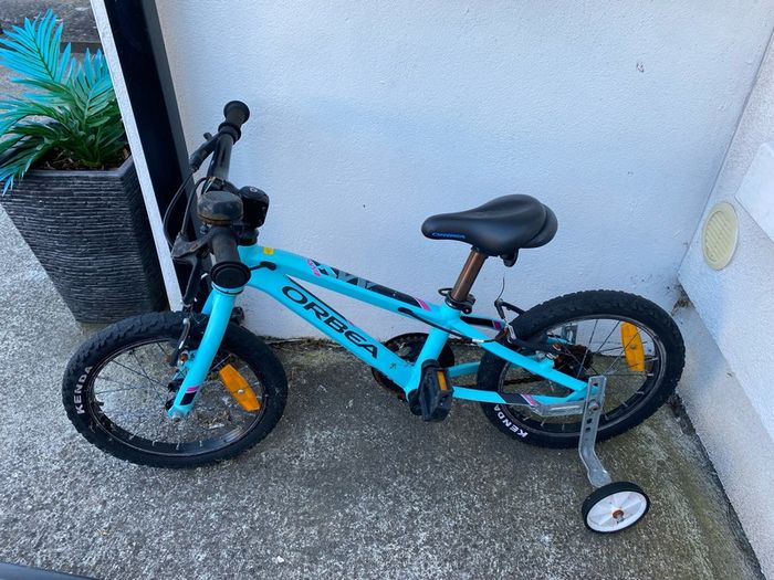 training wheels /stabilisers plus kids bike age 4-6
