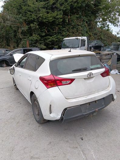 Breaking Toyota auris 2015 diesel