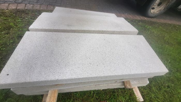 Wall capping Stone cast feathered