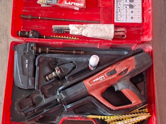 Hilti DX5 nail gun, with accesories, case and manual