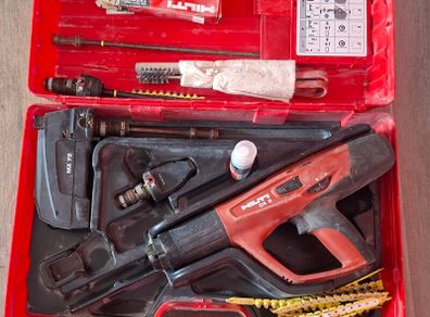 Hilti DX5 nail gun, with accesories, case and manual