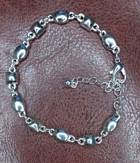Vintage jewelry is sold individually for 5 to 10 euros