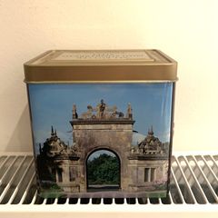 M&S Swan Lake Tin