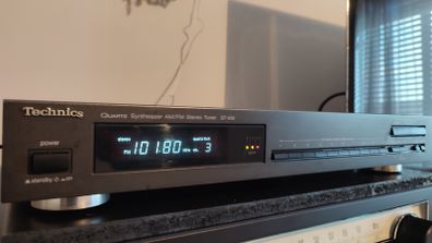 Technics ST-610 Quartz Synthesizer AM/FM Stereo Tuner