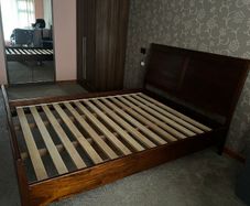 Sleigh bed