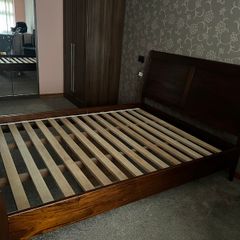 Sleigh bed