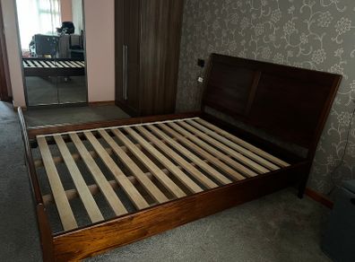 Sleigh bed