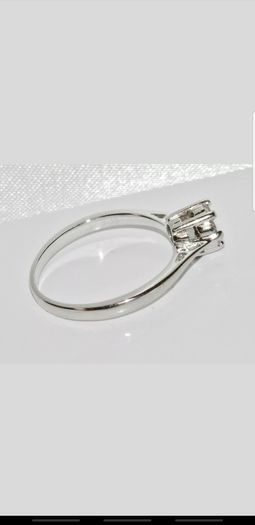 Beautiful 9 ct white gold .25 ct diamond ring