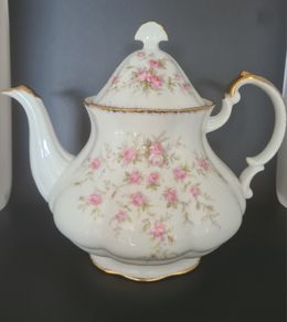 Teapot Paragon Victoriana Rose