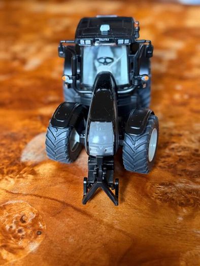 Siku 3268 Valtra T191 Black