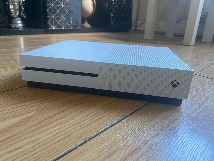 Xbox One S 1TB, + Controller and Box