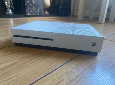 Xbox One S 1TB, + Controller and Box