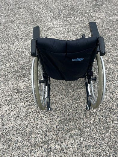 Manual folding wheelchair