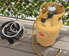 Iron cast gas stove with full gas cylinder