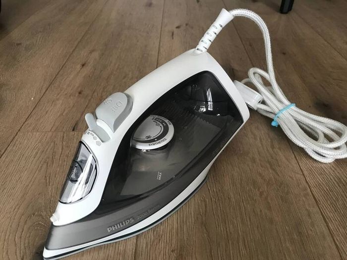 Iron + mini ironing board