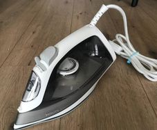 Iron + mini ironing board